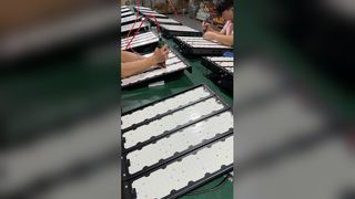 ঘড়ি: অ্যালুমিনিয়াম কনস্ট্রাকশন এলইডি লাইট - শেষ বহির্মুখী শোকেসের জন্য নির্মিত